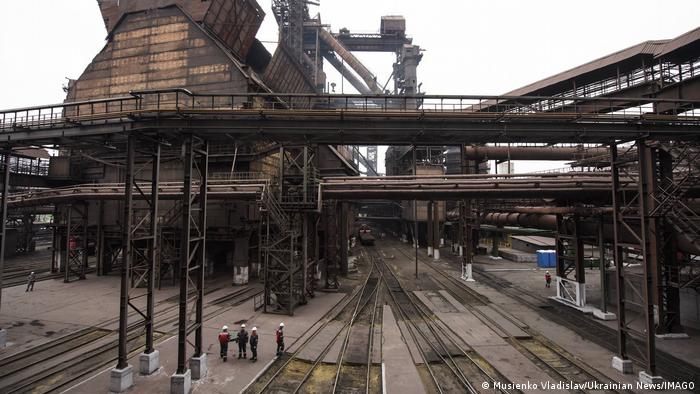 अजोव्स्ताल स्टील प्लांट की यह तस्वीर 2017 में ली गई थी. यह यूरोप के सबसे बड़े इस्पात संयंत्रों में से एक है. बंदरगाह के अलावा मारियोपोल में सबसे ज्यादा रोजगार इसी फैक्ट्री में मिलती थी.