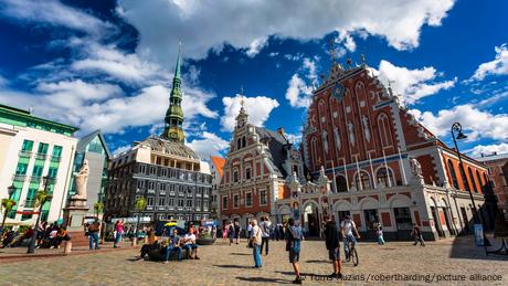 Turistas en Riga, la capital de Letonia