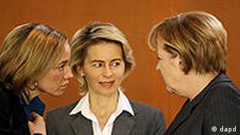 Family Minister Kristina Schröder, Labor Minister Ursula von der Leyen, Chancellor Angela Merkel