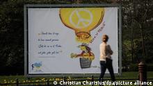 Ein Plakat mit einem Motiv des Sängers, Musikers und Künstlers Udo Lindenberg steht im Kurpark in Timmendorfer Strand. Die Plakate sollen zu Gunsten der Unicef Nothilfe für Kinder in der Ukraine versteigert werden. +++ dpa-Bildfunk +++