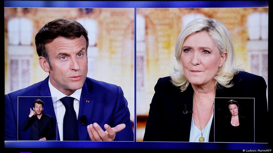 Макрон и Ле Пен во время теледебатов 21 апреля 2022 года