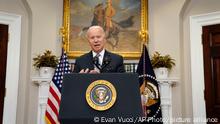 21.04.2022 *** President Joe Biden delivers remarks on the Russian invasion of Ukraine, in the Roosevelt Room of the White House, Thursday, April 21, 2022, in Washington. (AP Photo/Evan Vucci)