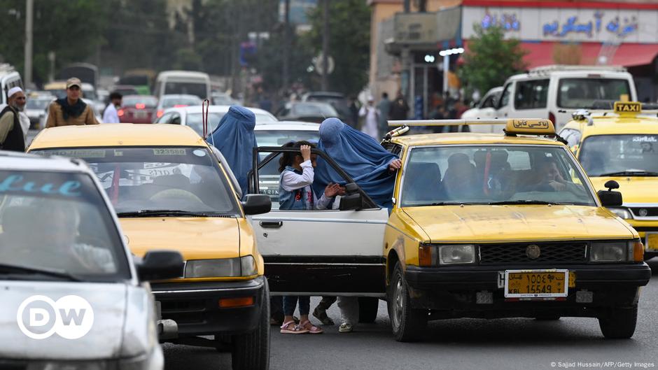 Tak Ada Lagi Taksi Bagi Wanita Tanpa Burqa – DW – 28 Juli 2023
