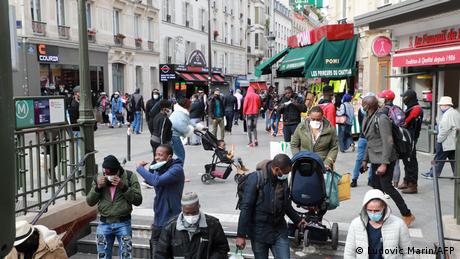 Passanten auf der Straße - meist mit Maske unterwegs