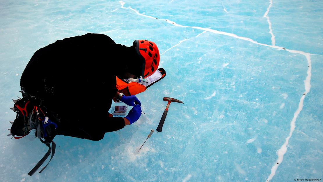 Un investigador de INACH toma muestras de hielo del suelo antártico. (Archivo). Un investigador de INACH toma muestras de hielo del suelo antártico. (Archivo).