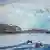 Desde el 28 de julio al 1º de agosto, el X Congreso Latinoamericano de Ciencia Antártica reúne a científicos chilenos y argentinos en la ciudad de Valdivia. Aquí, investigadores del INACH navegan en aguas antárticas.