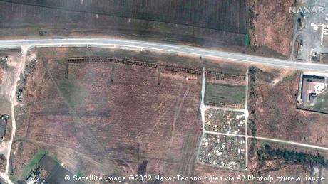 Според украинските власти и сателитни кадри над 200 масови гроба