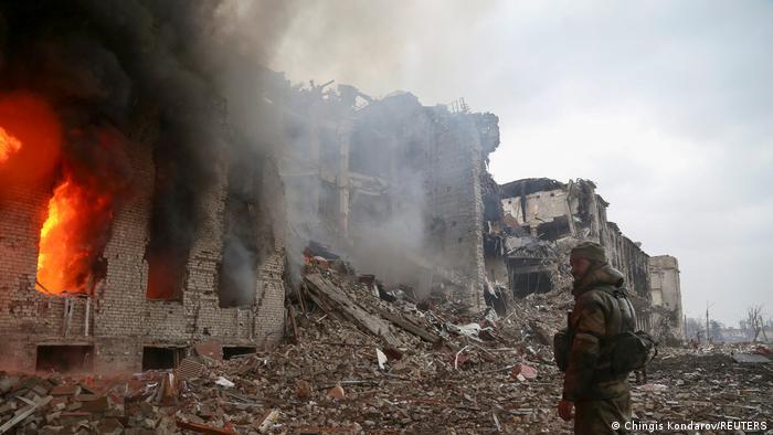 Пожар в разрушенном административном здании металлургического завода Азовсталь в Мариуполе