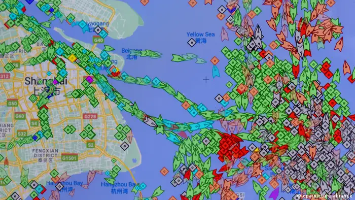 上海疫情的影響力遠遠超出了這座城市本身。由於物流受阻，上海港的貨物轉運出現了嚴重積壓，周轉速度明顯降低。卡車司機難以往返内陸和上海之間，積壓的貨物更是導致了大量國際貨輪無法靠港，只能在東海上徘徊。 