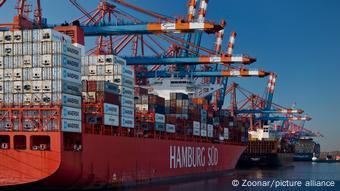 Τα φορτηγά πλοία χρειάζονται 5 με 6 εβδομάδες για να προσεγγίσουν το λιμάνι του Αμβούργου