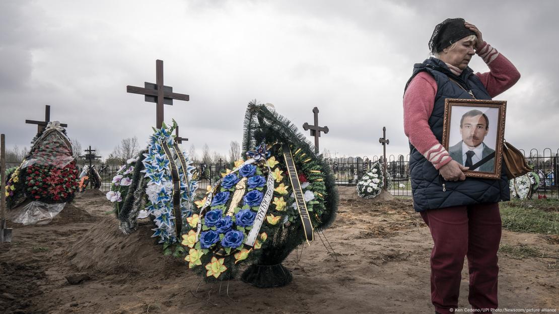 Bilderchronik des Krieges in der Ukraine | Friedhof in Butscha