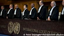 03.10.2018, Niederlande, Den Haag: Richter betreten den Internationalen Gerichtshof. Der Internationale Gerichtshof entscheidet über die Klage des Irans gegen die USA. Der Iran fordert vom Internationalen Gerichtshof eine einstweilige Verfügung gegen die USA wegen der Verhängung neuer Sanktionen. Foto: Peter Dejong/AP/dpa +++ dpa-Bildfunk +++