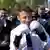 Macron com luvas de boxe diante de apoiadores