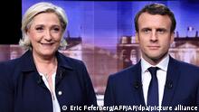 ARCHIV - 03.05.2017, Frankreich, La Plaine-Saint-Denis: Marine Le Pen, Präsidentschaftskandidatin der rechtsextremen Partei Rassemblement National (RN), und Emmanuel Macron, heutiger Präsident von Frankreich und damaliger Präsidentschaftskandidat der Bewegung «En Marche!», stehen vor dem Beginn einer live übertragenen Fernsehdebatte am 3. Mai 2017 zusammen. Vier Tage vor der Endrunde der französischen Präsidentschaftswahl treffen Staatschef Macron sowie seine Herausforderin Le Pen in einem mit Spannung erwarteten Fernsehduell aufeinander. Die traditionelle und einzige TV-Debatte wird am Mittwochabend (20.04.2022) ab 21.00 Uhr auf mehreren französischen Sendern übertragen. Foto: Eric Feferberg/AFP POOL/AP/dpa +++ dpa-Bildfunk +++