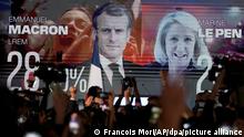 ARCHIV - 10.04.2022, Frankreich, Paris: Ein Bildschirm zeigt den französischen Präsidenten Macron und die rechtsextreme Kandidatin Le Pen am Wahltag. Frankreich steht vor einer Weichenstellung: Entweder geht es mit dem liberalen Präsidenten Emmanuel Macron weiter oder die Nationalistin Marine Le Pen übernimmt das höchste Staatsamt. Foto: Francois Mori/AP/dpa +++ dpa-Bildfunk +++