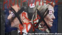 18.04.2022, Frankreich, Paris: Ein beschmiertes Plakat zeigt den amtierenden Präsidenten Emmanuel Macron (l) und seine rechtsextreme Herausforderin Marine Le Pen. Die Umweltgruppe Extinction Rebellion veranstaltet eine dreitägige Demonstration gegen die Untätigkeit Frankreichs in Klimafragen. Foto: Francois Mori/AP/dpa +++ dpa-Bildfunk +++