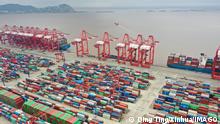 News Bilder des Tages 220415 -- SHANGHAI, April 15, 2022 -- Aerial photo taken on April 15, 2022 shows a view of Shanghai s Yangshan Port in east China. CHINA-SHANGHAI-YANGSHAN PORT-AERIAL VIEWS CN DingxTing PUBLICATIONxNOTxINxCHN