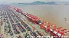 15.04.2022, China, Shanghai: Blick auf Container und Kräne im Yangshan-Hafen. rotz eines überraschend starken Exportwachstums im März muss sich Chinas Wirtschaft auf schwierigere Zeiten einstellen. Foto: Ding Ting/XinHua/dpa +++ dpa-Bildfunk +++