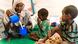 Μηττέρα δίνει γάλα στα παιδιά της στην Αιθιοπία
