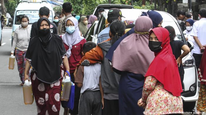 La gente hace cola para comprar aceite de palma en Indonesia