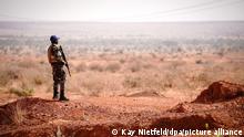 Sicherheitskräfte schützen die Fahrzeugkolonne der deutschen Außenministerin auf dem Weg nach Ouallam in Niger. +++ dpa-Bildfunk +++