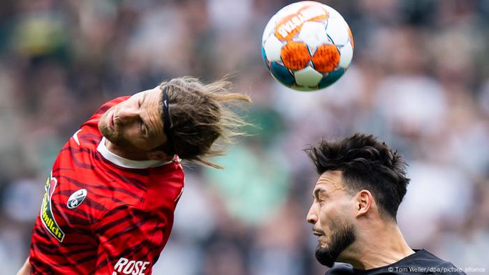 Kopfball-Duell zwischen Freiburgs Lucas Höler (l.) und Gladbachs Ramy Bensebaini