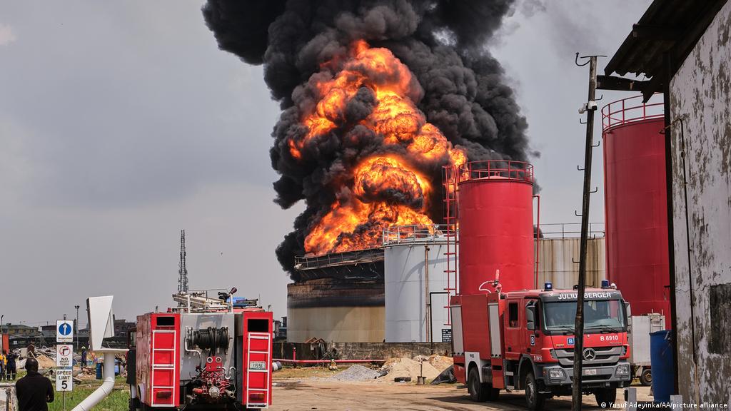 Al menos 100 muertos en incendio de refinería ilegal en Nigeria | El Mundo  | DW | 23.04.2022