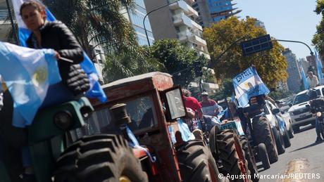 Foto de personas que protestan en tractores en Argentina