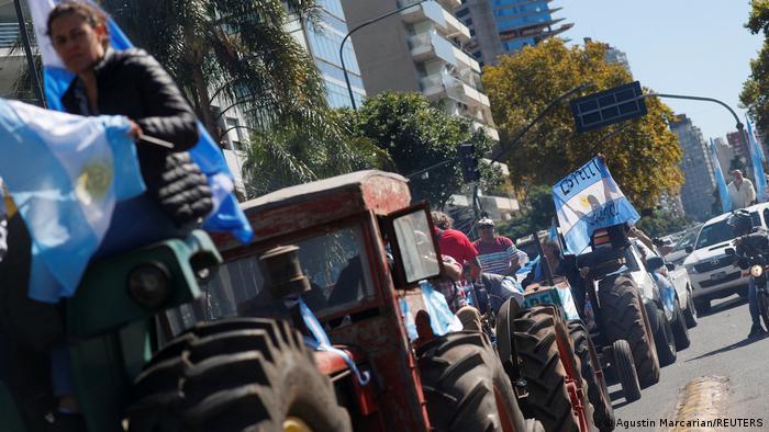 Foto de personas que protestan en tractores en Argentina