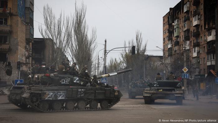 Tanques russos em área controlada por separatistas pró-Rússia em Mariupol