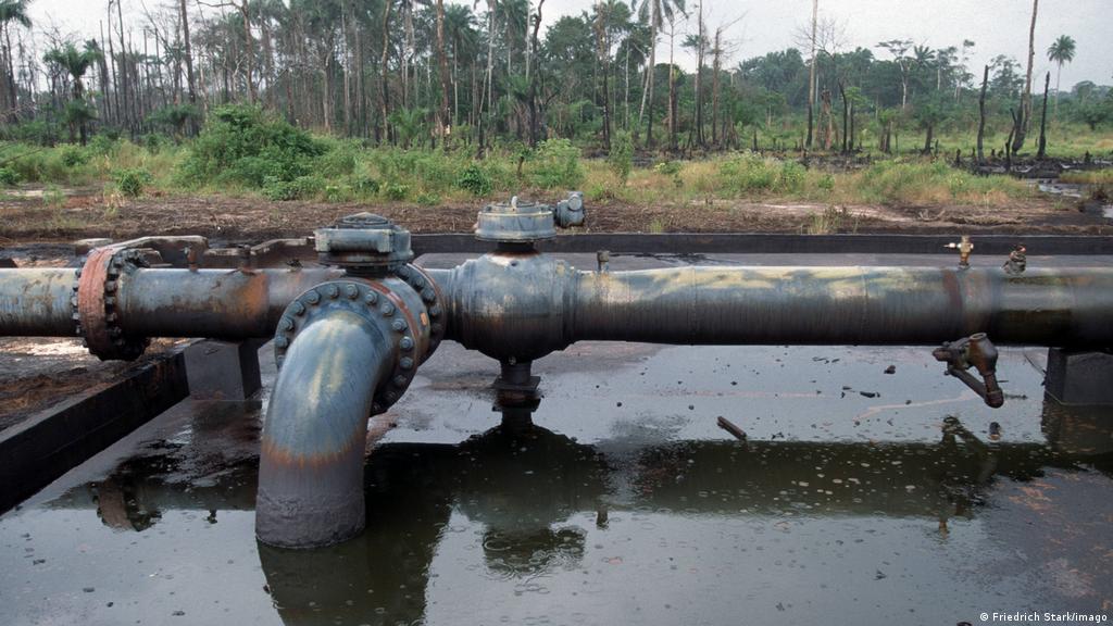 Nigeria: Blast at illegal oil refinery kills scores | News | DW | 24.04.2022