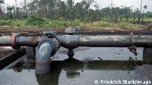 2003****Undichte ÷lleitungen verseucht das Land im Nigerdelta - Nigeria
leaks Oil pipelines contaminated the Country in Niger Delta Nigeria
