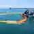 Autoridades buscan limitar la contaminación marina tras derrame de petróleo de buque en Puerto Ayora de Santa Cruz, en las Islas Galápagos