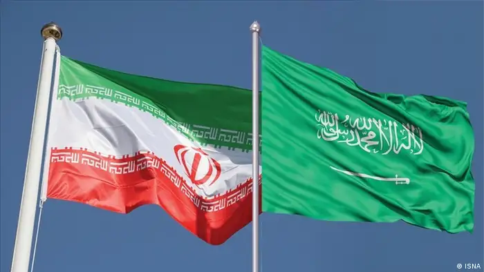 صورة رمزية لعلمي السعودية وإيران وخلفهما سماء صافية
