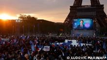 TOPSHOT - This illustration picture shows the stage and supporters prior to the arrival of French President and La Republique en Marche (LREM) party candidate for re-election Emmanuel Macron, at the Champ de Mars, in Paris, on April 24, 2022. (Photo by Ludovic MARIN / AFP)