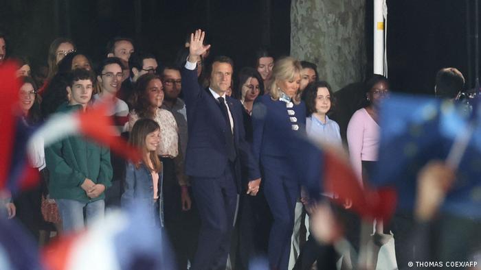 Emmanuel Macron y su esposa, Brigitte Macron, tras la victoria en la segunda vuelta de las elecciones presidenciales de Francia.
