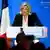 Marine Le Pen fala em frente a bandeiras da França