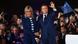 Emmanuel Macron celebra la victoria junto a su esposa, Brigitte Macron. Emmanuel Macron celebra la victoria junto a su esposa, Brigitte Macron.