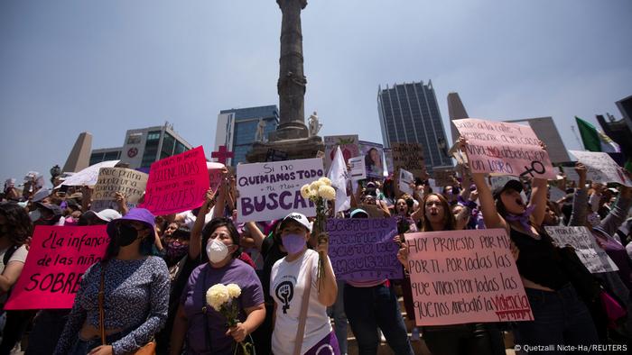 Un grupo de mujeres protestan en Ciudad de México.