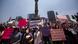 Foto de personas que protestan contra los feminicidios en México. Foto de personas que protestan contra los feminicidios en México.