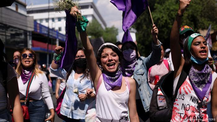 Foto de personas que protestan contra los feminicidios en México.