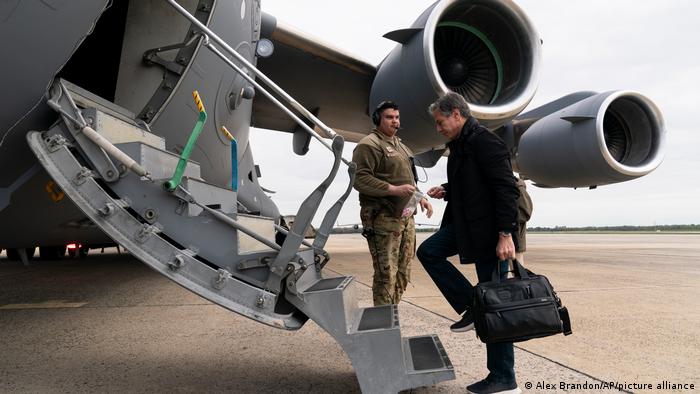 US-Außenminister Antony Blinken steigt in ein Militärflugzeug nach Polen und dann nach Kiew