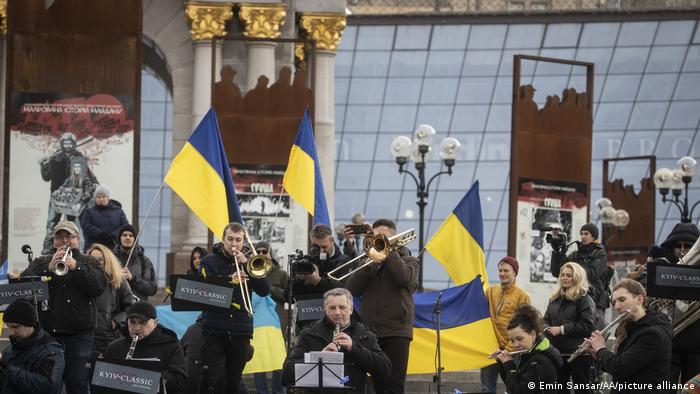 Учасники Київського симфонічного оркестру виступають у центрі української столиці, 9 березня 2022 року