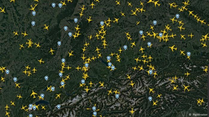 A screenshot of the website showing dozens of yellow airplane icons and blue location markers