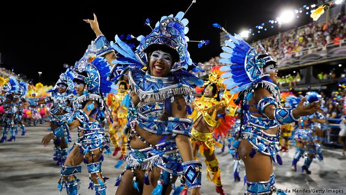Tanzende Frauen m Karneval von Rio 