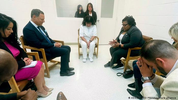 Melissa Lucio rezando, durante una visita de lesgisladores para informarle sobre su caso en la prisión.