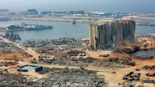 04.08.2020
Die Trümmer eines Getreidesilos (r), an dem sich am 04.08.2020 eine schwere Explosion ereignete, sind am Hafen zu sehen. +++ dpa-Bildfunk +++