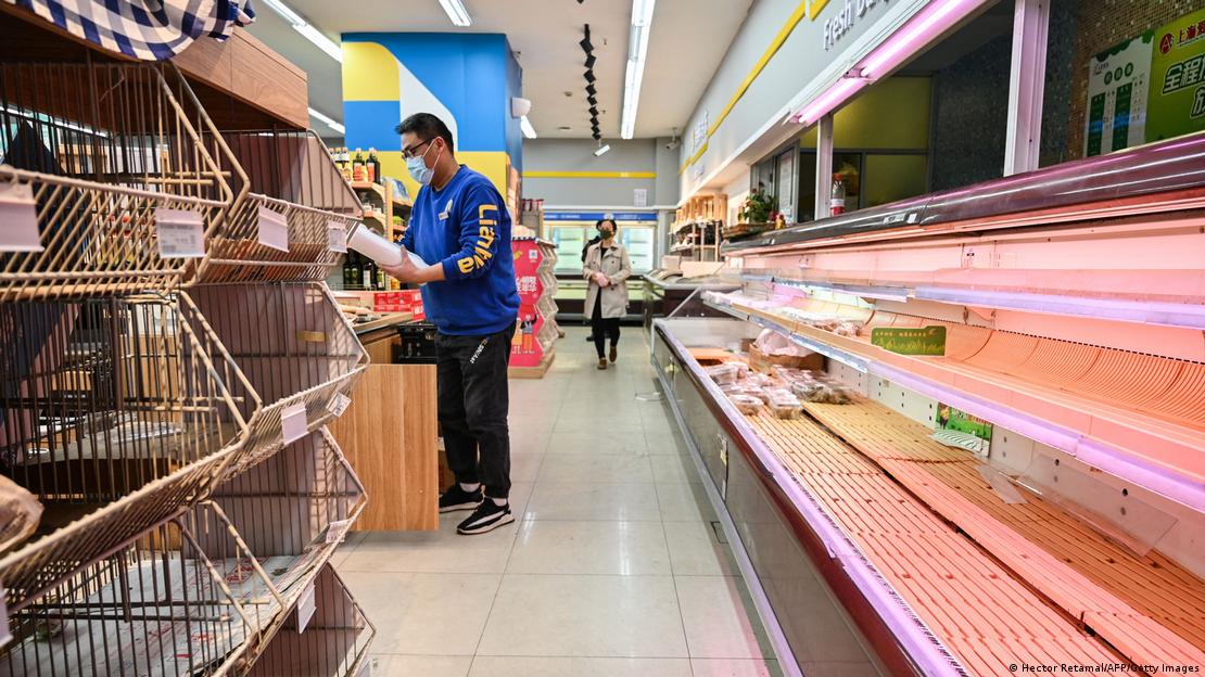 Loja de alimentos com prateleiras vazias