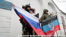 ***Achtung, dieses Bild stammt von der staatlichen russischen Bildagentur TASS***
[DIESES FOTO WIRD VON DER RUSSISCHEN STAATSAGENTUR TASS ZUR VERFÜGUNG GESTELLT] DONETSK REGION, DONETSK PEOPLE'S REPUBLIC - FEBRUARY 27, 2022: DPR soldiers pose with Russian and DPR flags in the village of Nikolayevka after it came under control of the Donetsk People's Republic troops. Tension began to escalate in Donbass on 17 February, with the Donetsk People's Republic and Lugansk People's Republic reporting the most intense shellfire in months. On 19 February, both republics announced a general mobilisation. Early on 24 February, Russia's President Putin announced his decision to launch a special military operation after considering requests from the leaders of the Donetsk People's Republic and Lugansk People's Republic. Valentin Sprinchak/TASS
