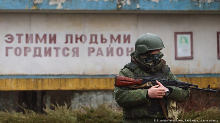 Російський військовий в тимчасово окупованій Станиці Луганській
